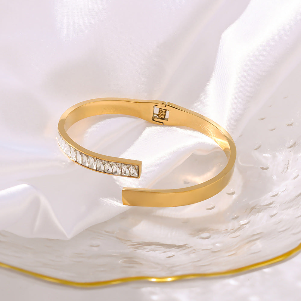 Bracciale minimalista in acciaio inossidabile con intarsio in zirconi quadrati e chiusura a molla da donna