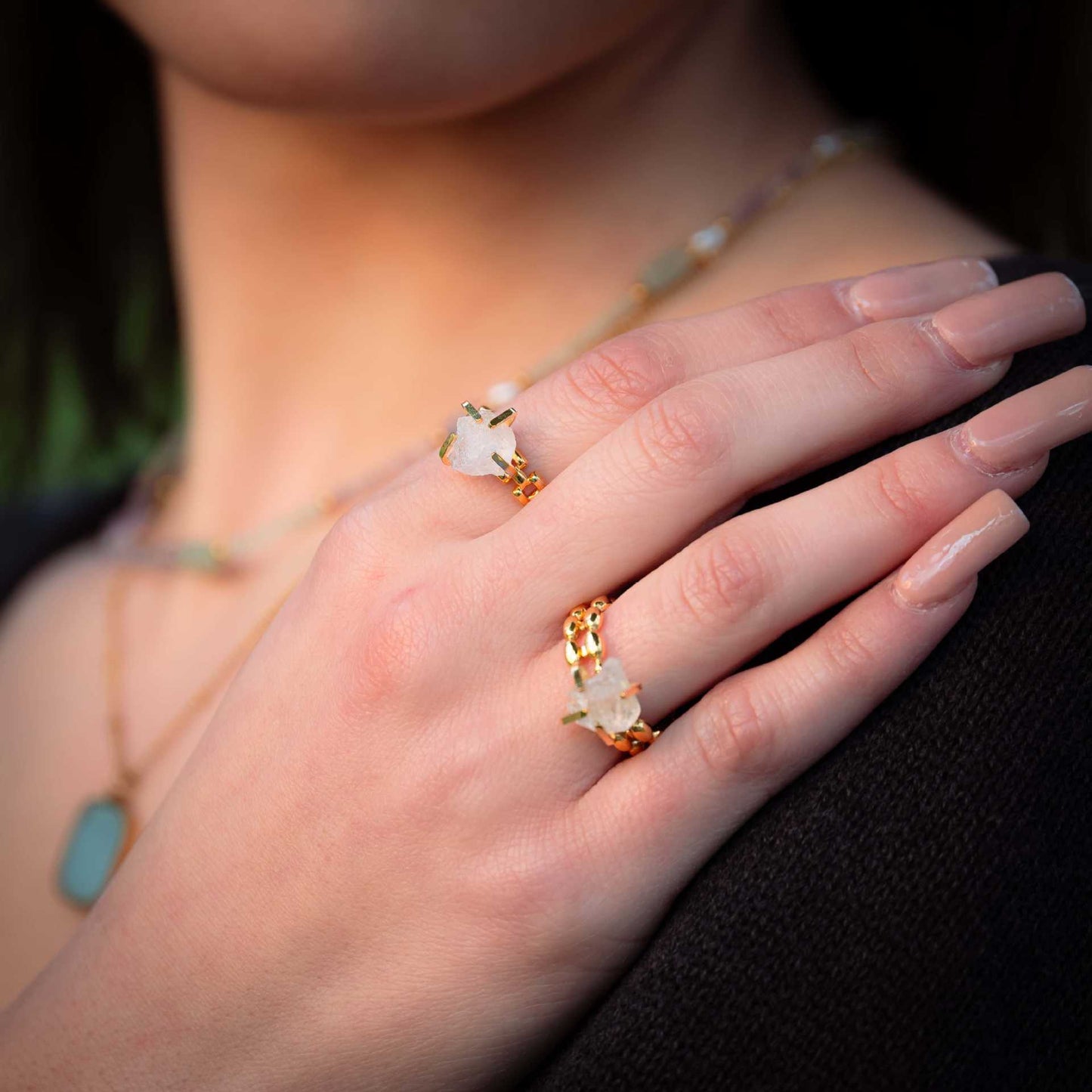 Anello Aperto Minimalista Regolabile da Donna in Acciaio al Titanio con Intarsio in Pietra Naturale e Finitura Placcata