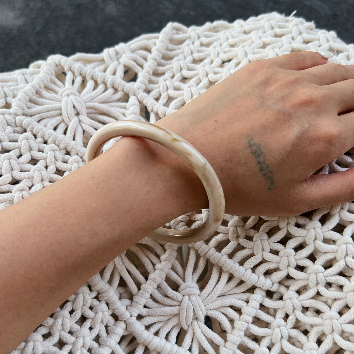 Bracciale Audace Geometrico in Acrilico da Donna con Design Ombré Irregolare e Stile Artistico Unico