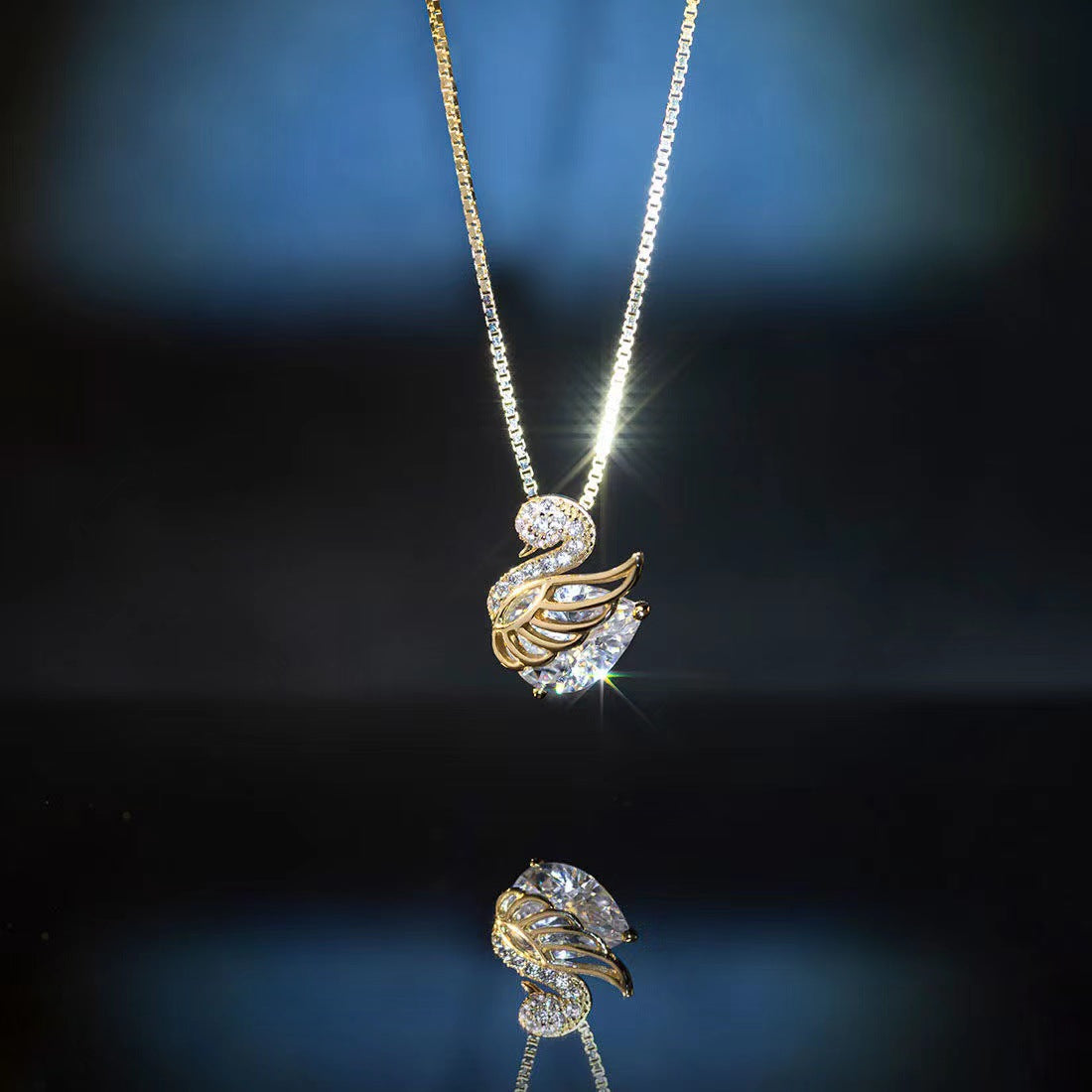 Elegante Collana Ciondolo Cigno da Donna in Acciaio al Titanio con Placcatura in Oro 18K e Intarsio di Strass, Collana a Catena con Medaglione dal Design Animale Minimalista