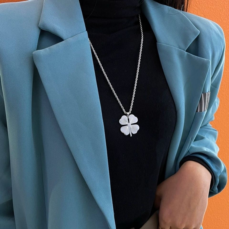 Collana con Ciondolo Trifoglio dal Design Originale da Donna in Acciaio al Titanio Placcato Oro, Catena Lunga Leggera di Lusso Stratificata