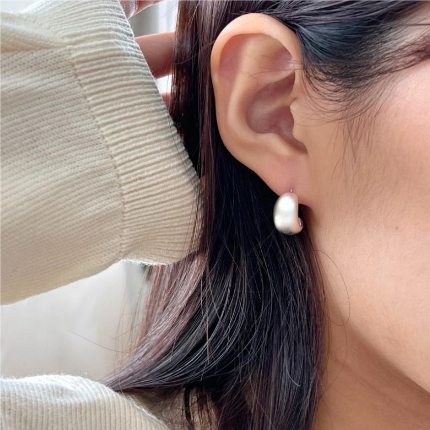 Orecchini a Cerchio Minimalisti Geometrici a U in Argento Opaco con Intarsio di Perle in Argento Sterling 925