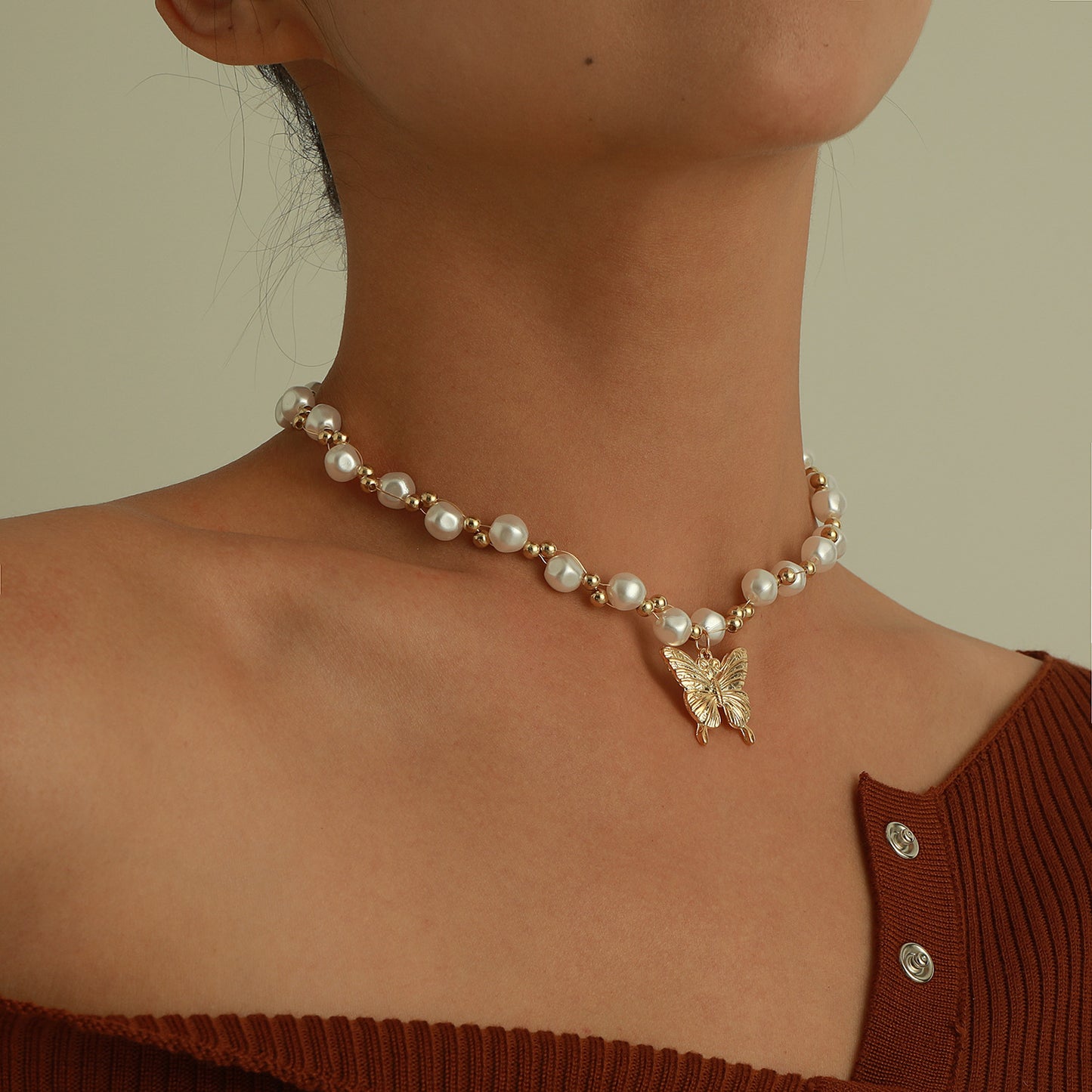 Elegant Embossed 3D Butterfly Necklace for Women Short Pearl-Embellished Geometric Alloy Pendant with Plated Finish