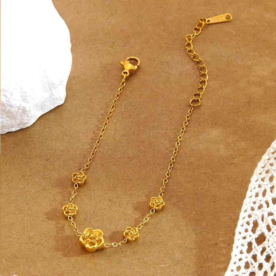 Set minimalista di collana e bracciale con fiore di camelia in acciaio inossidabile con pendente in acciaio al titanio su catena a cavo