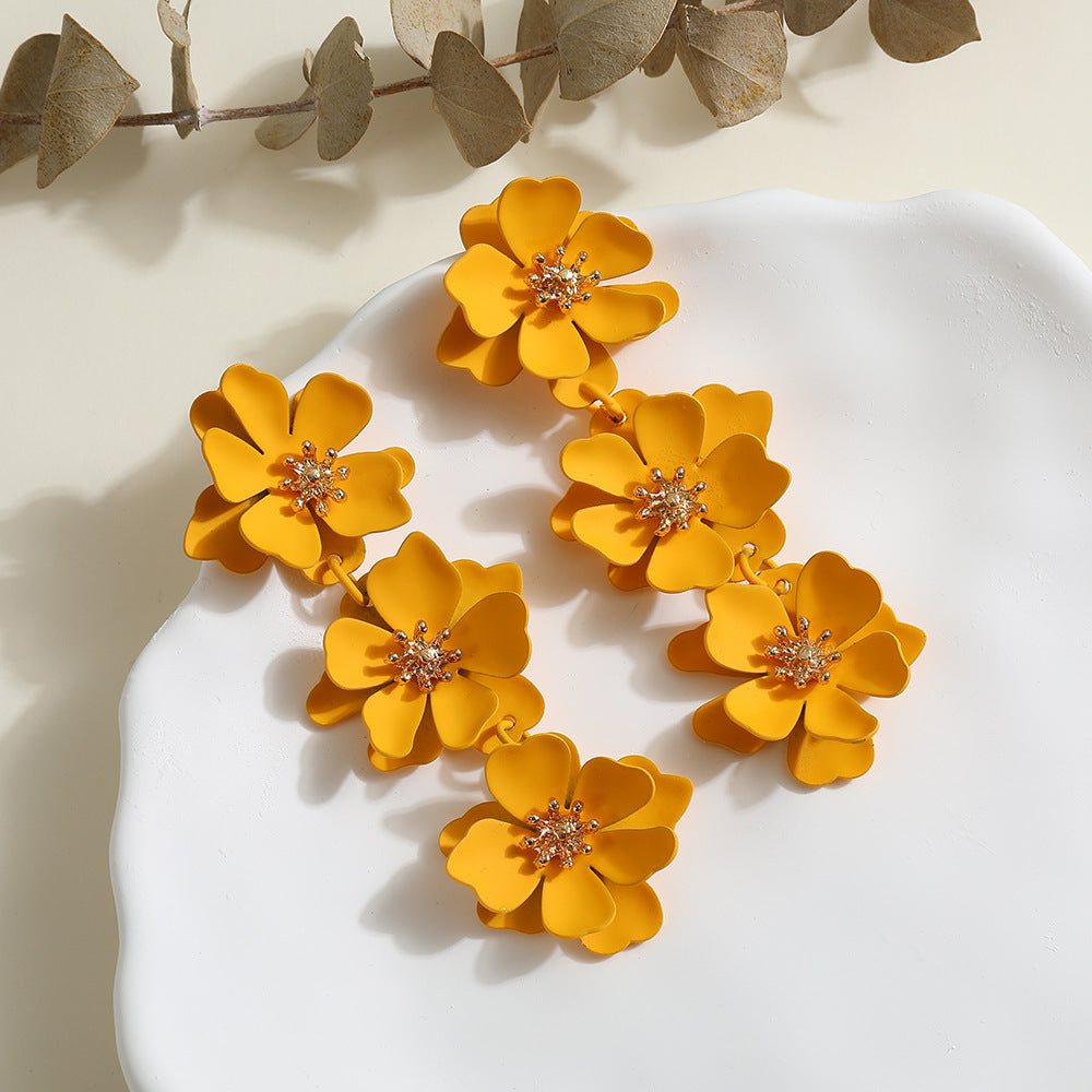 Pendientes Bohemios Florales para Mujer con Pétalos de Metal Pintados y Diseño de Camelia