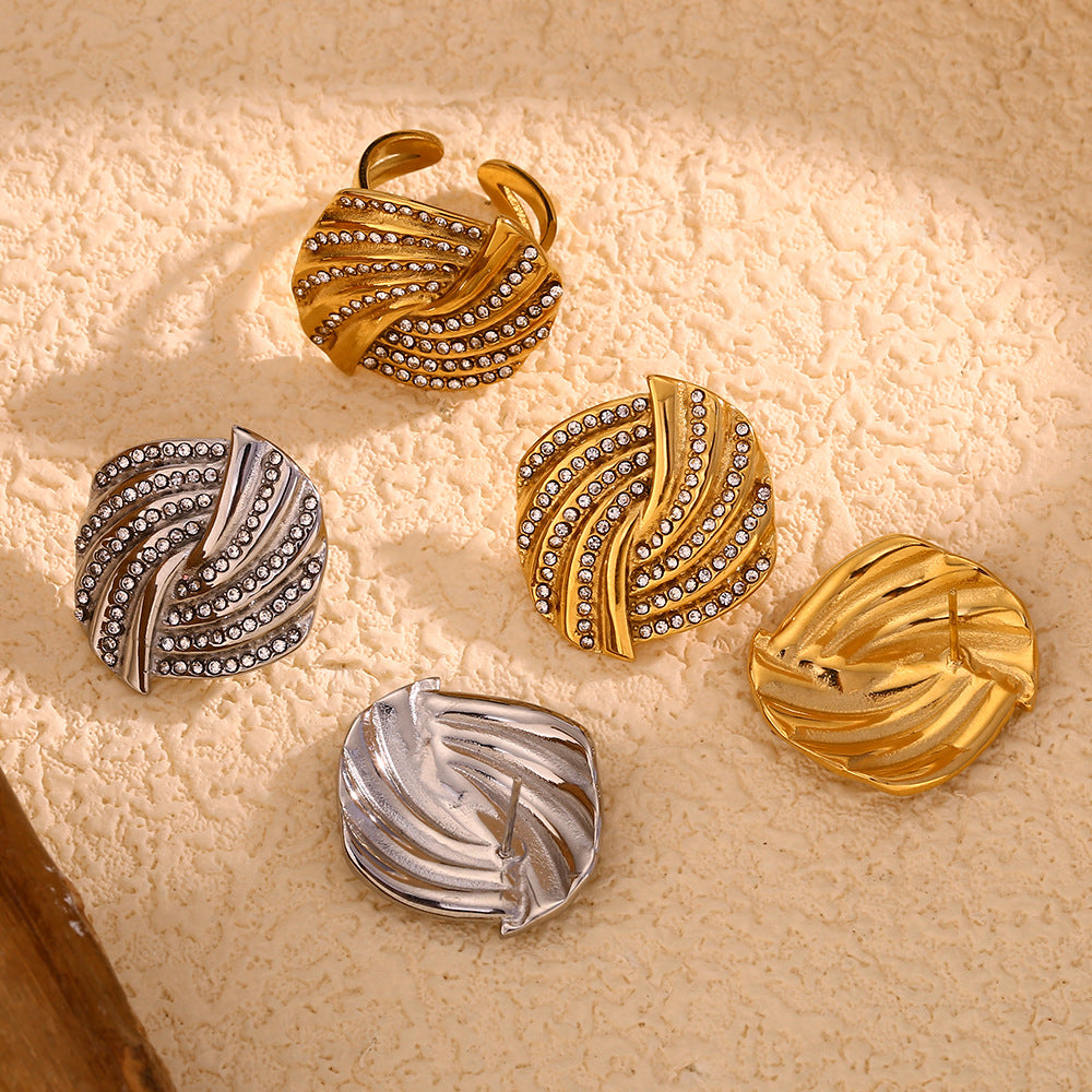 Elegantes pendientes de tuerca geométricos de cruz y pluma de acero inoxidable con baño de oro de 18K y detalles de diamantes de imitación