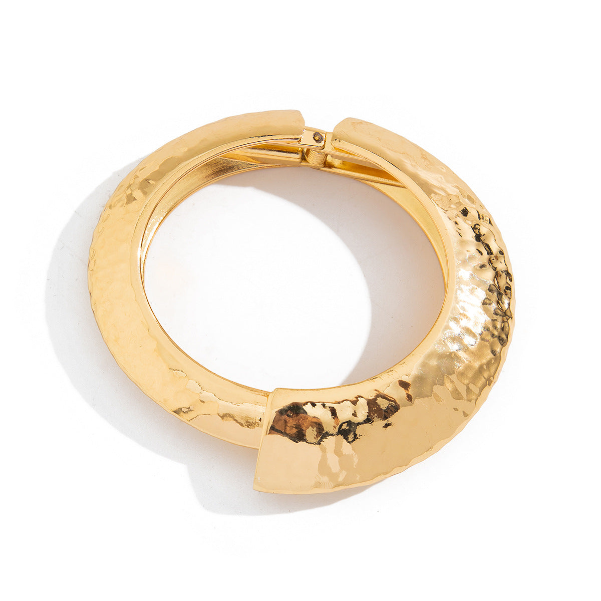 Pulsera de Aleación Dulce y Atrevida con Textura Martillada y Acabado Pulido para Mujeres