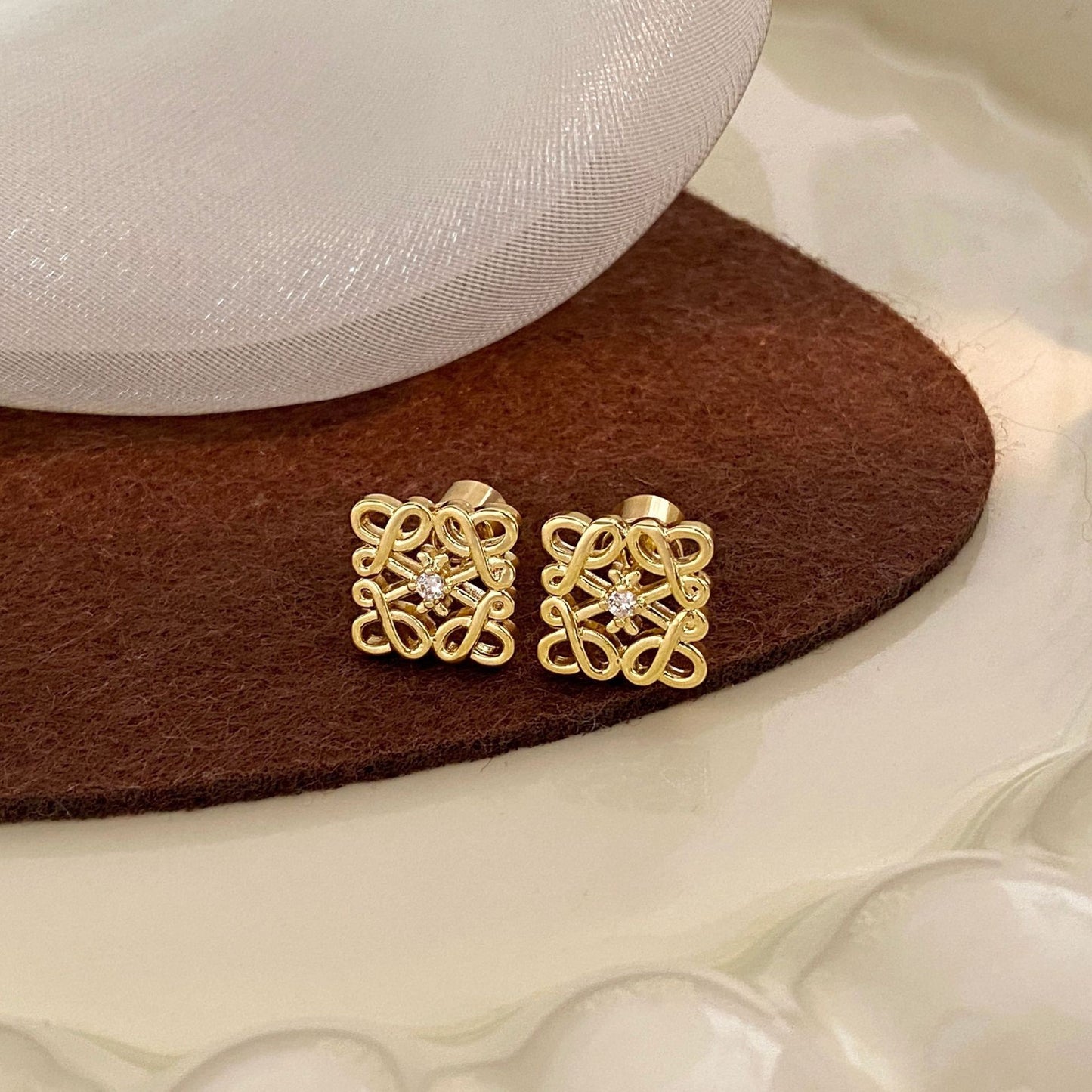 Orecchini pendenti da donna eleganti minimalisti geometrici traforati in rame placcati oro 18 carati