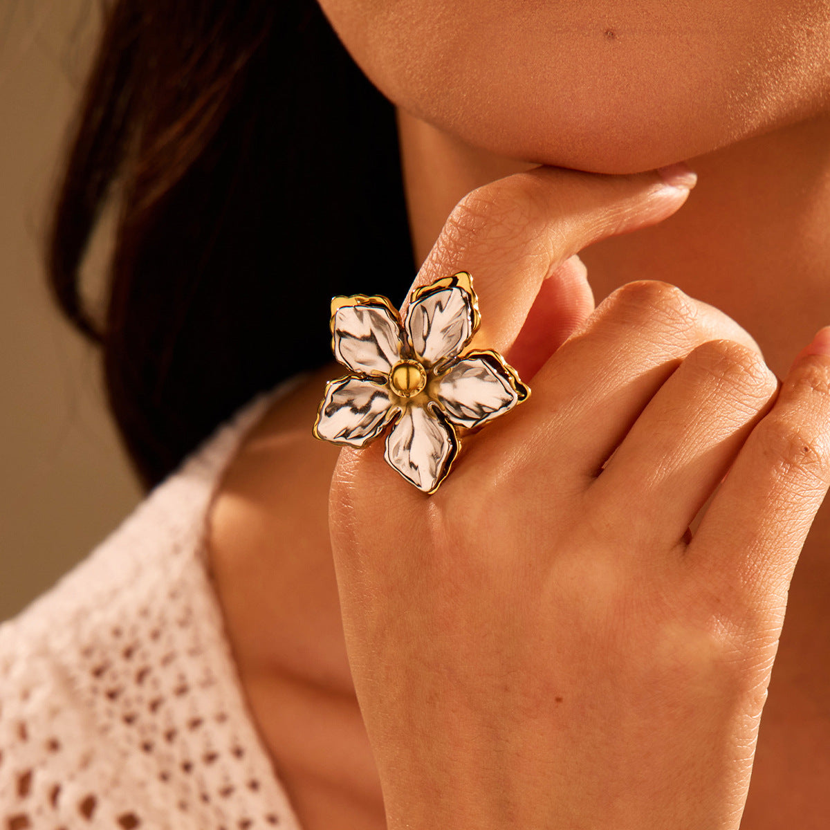 Anillo de lujo de acero inoxidable con diseño floral geométrico y baño de oro de 18 quilates para mujer