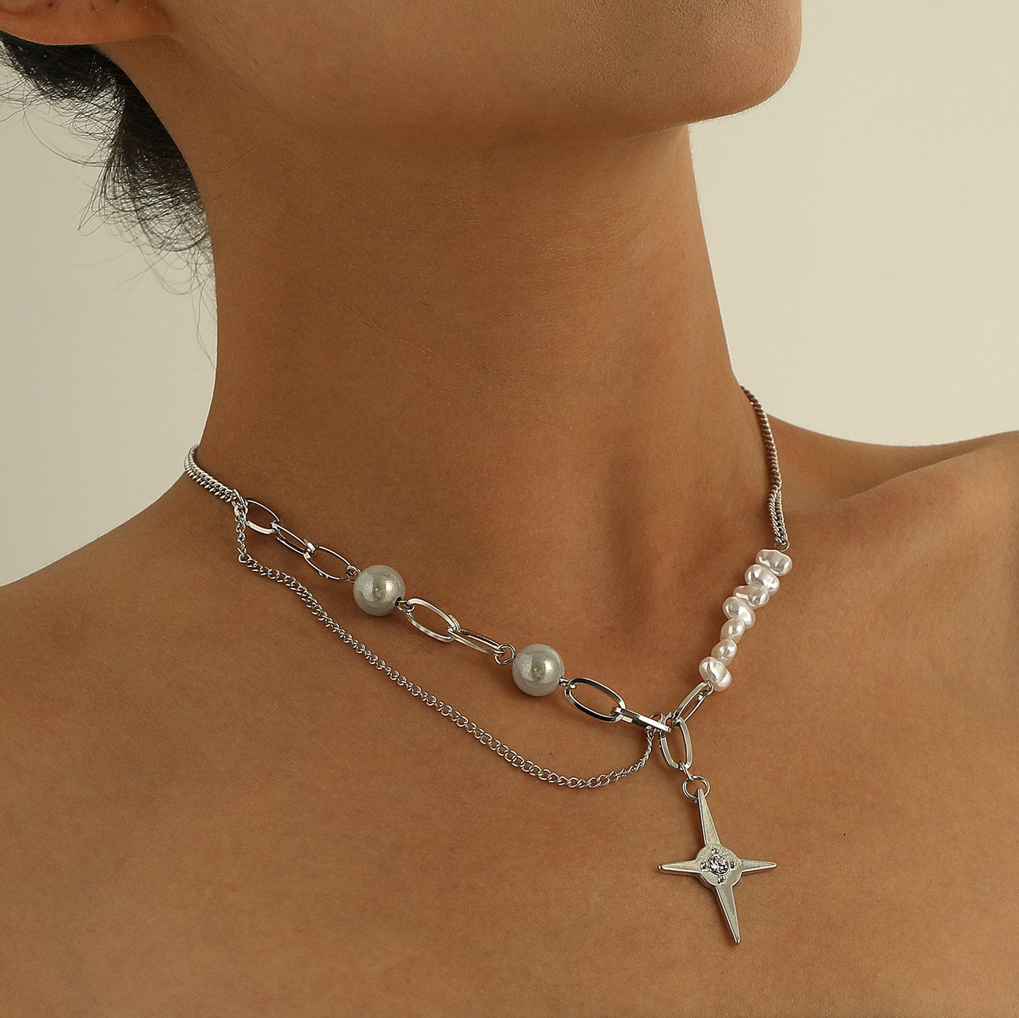 Asymmetrical Star-Shaped Glow-in-the-Dark Pearl Necklace for Women Made of Alloy with Electroplated Finish