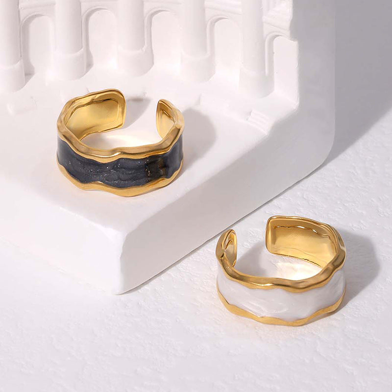 Anello Minimalista da Donna in Acciaio al Titanio con Finitura Smaltata e Fascia Aperta Irregolare Geometrica