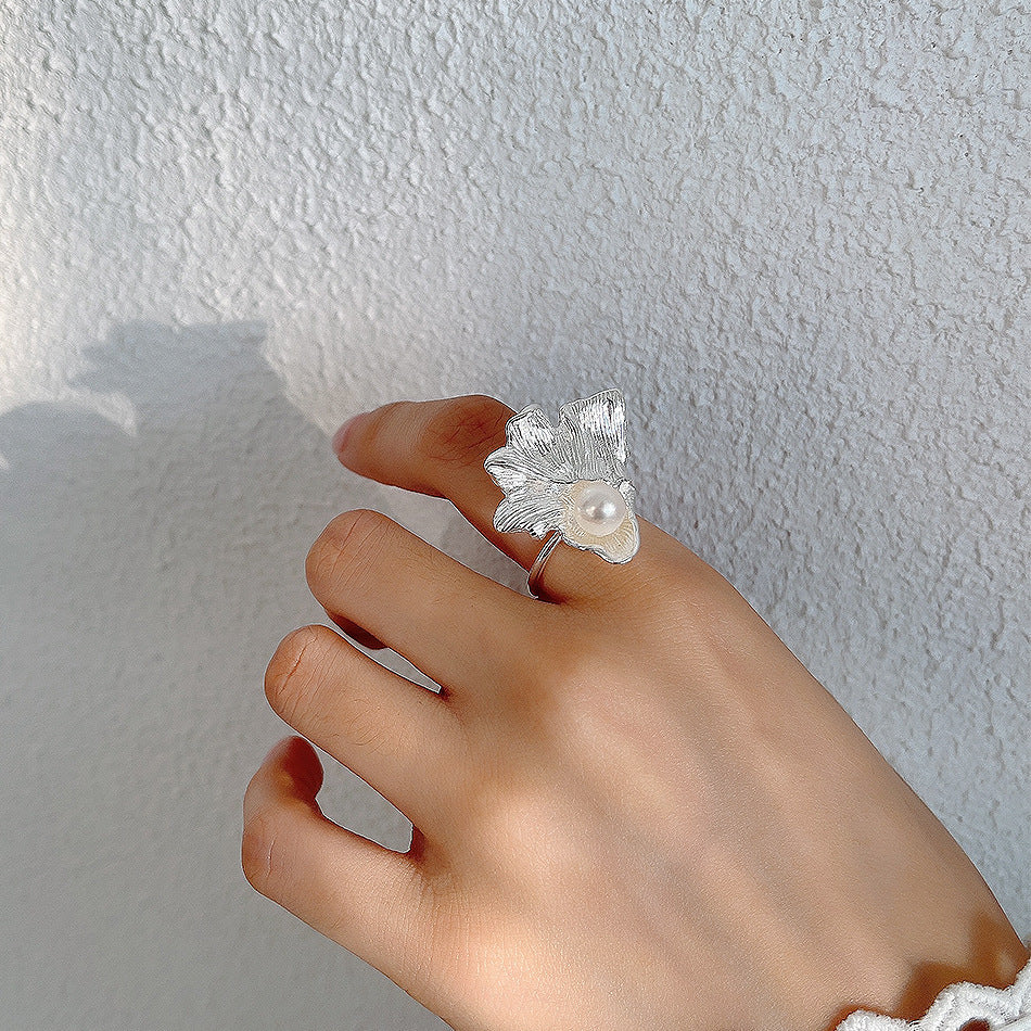Anillo de Plata de Ley 925 Minimalista y Elegante con Perla Incrustada Irregular Floral para Mujer