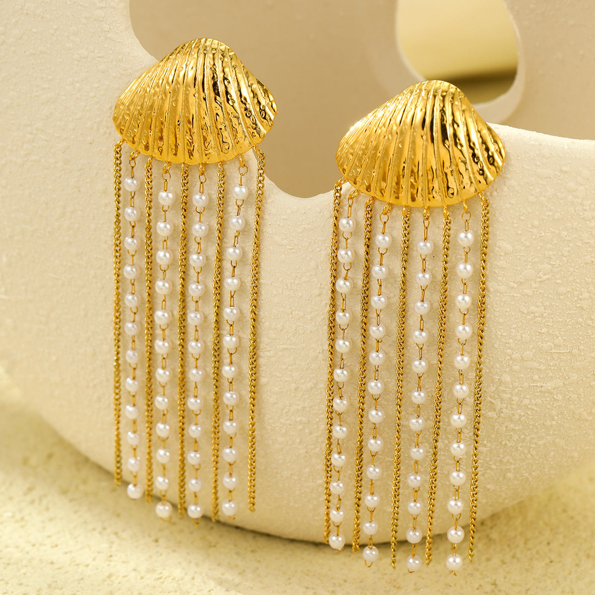 Pendientes de Acero Inoxidable con Forma de Concha, Acentos de Perlas y Detalles de Flecos para Mujer