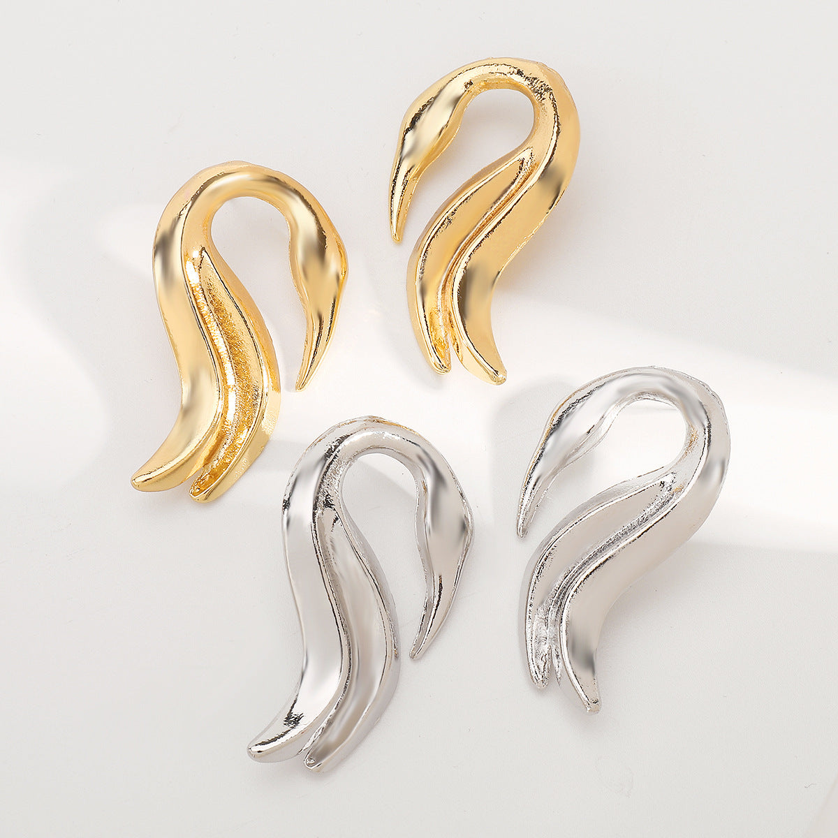 Minimalist Swan-Shaped Geometric Zinc Alloy Earrings for Women with Plated Finish