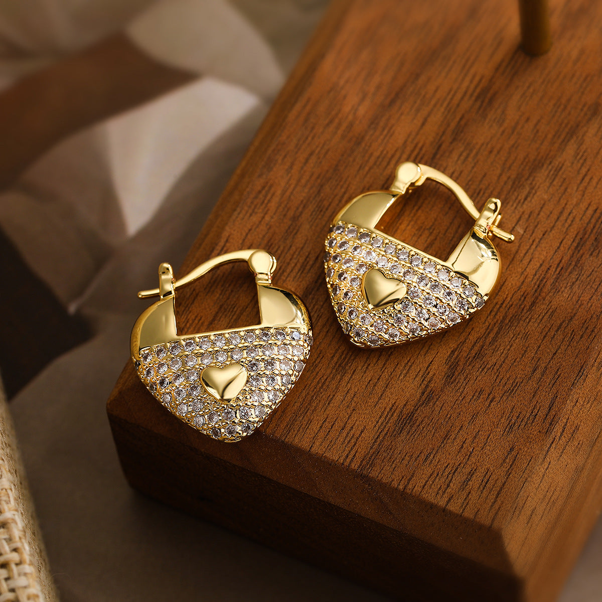 Orecchini minimalisti a forma di cuore in rame placcati oro 18K con zirconi per donna