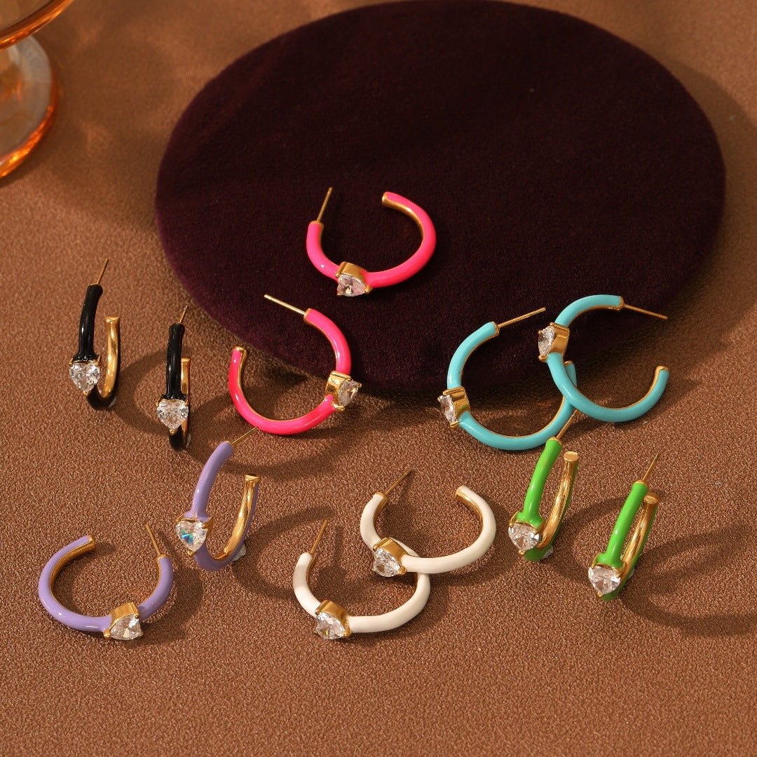 Orecchini da donna minimalisti a C a forma di cuore in smalto con zirconi in acciaio al titanio con finitura placcata