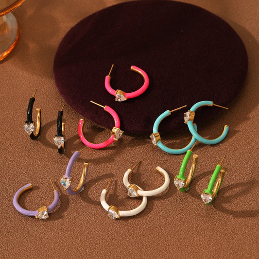 Orecchini da donna minimalisti a C a forma di cuore in smalto con zirconi in acciaio al titanio con finitura placcata