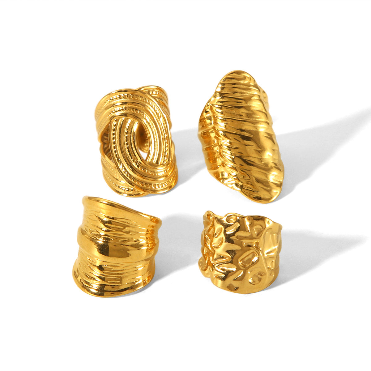 Anello da donna in acciaio inossidabile testurizzato geometrico con finitura martellata e superficie placcata