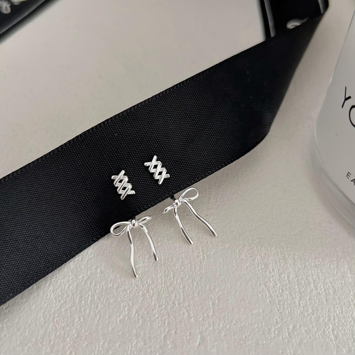 Pendientes minimalistas de lazo en plata de ley 925 con acabado pulido para mujer