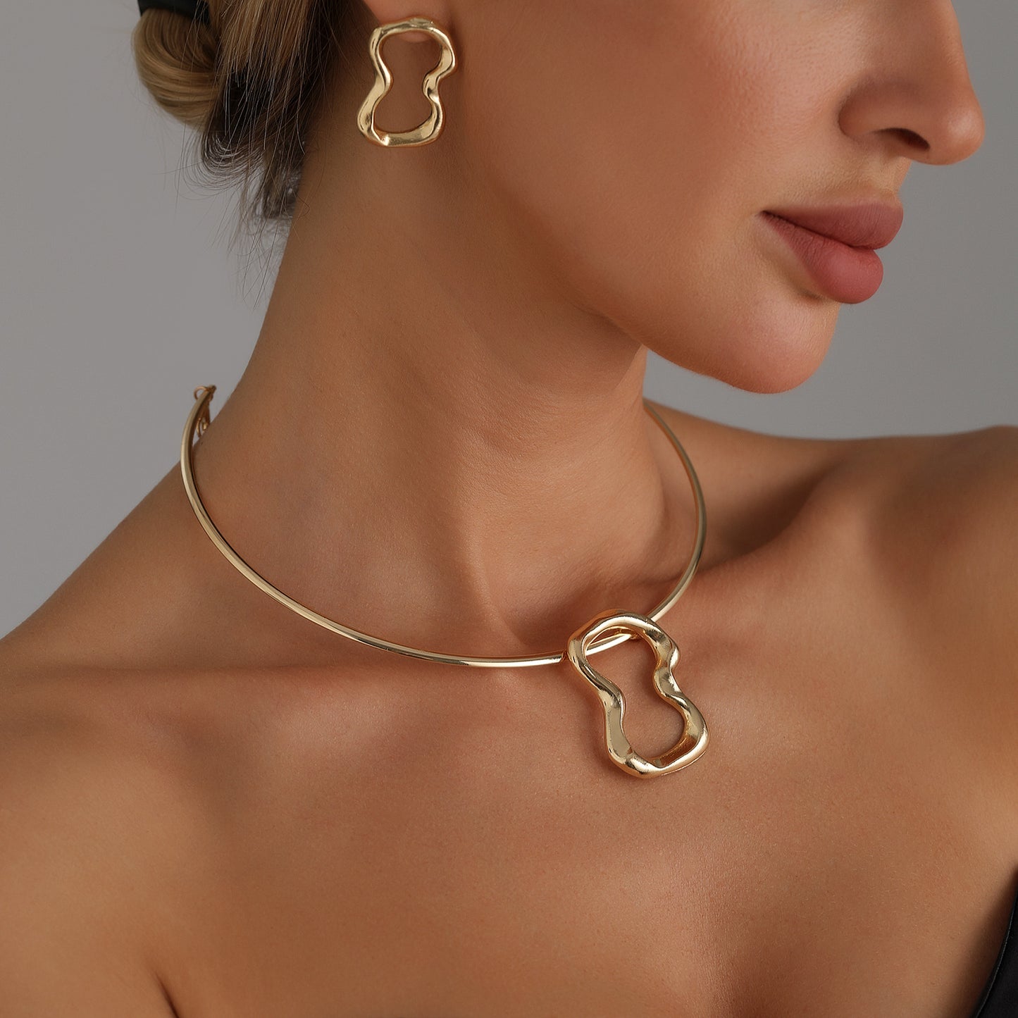 Geometric Fashion-Forward 8-Shaped Alloy Pendant Necklace Set with Plated Finish for Women