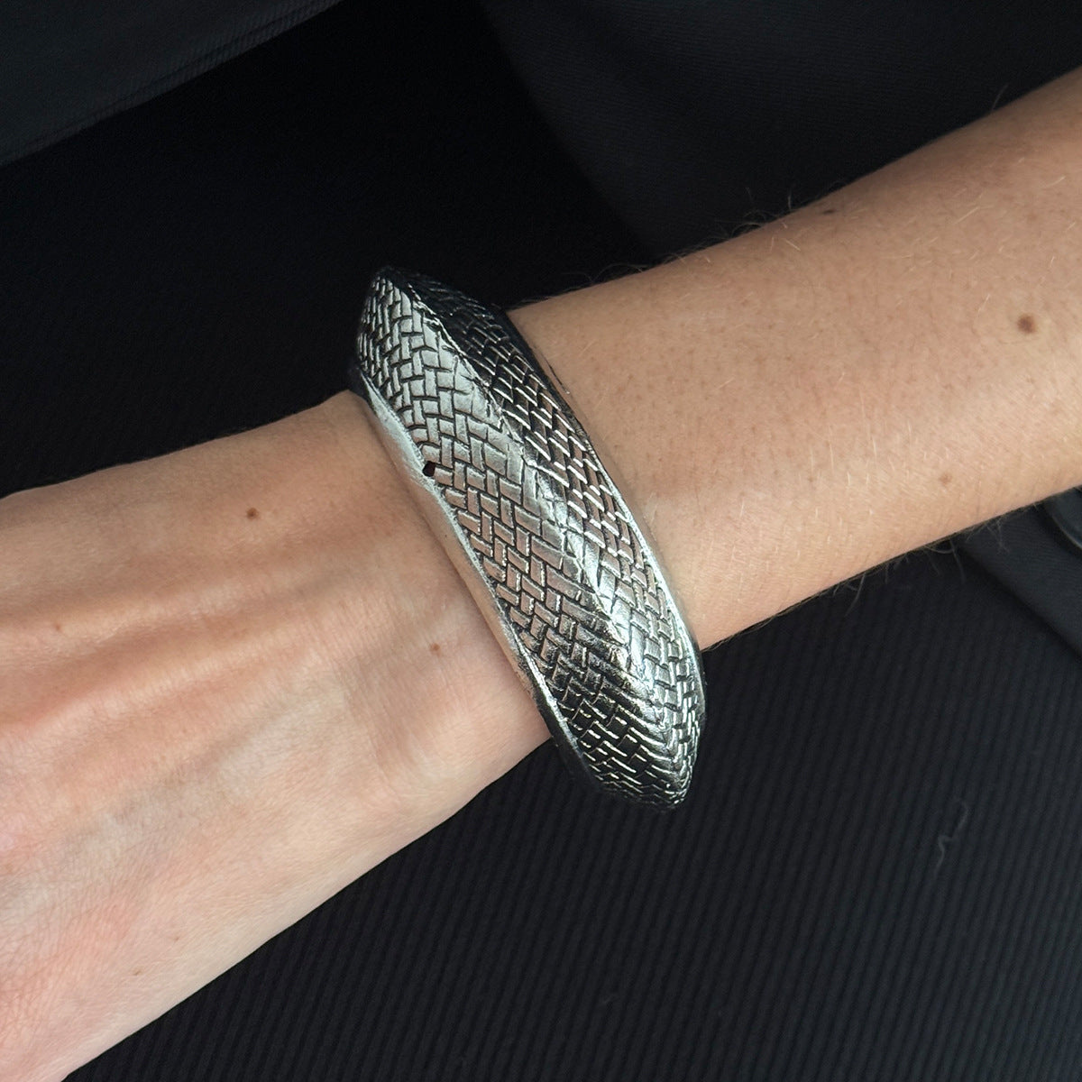 Vintage Geometric Round Zinc Alloy Plated Open Cuff Bracelet with Distressed Texture