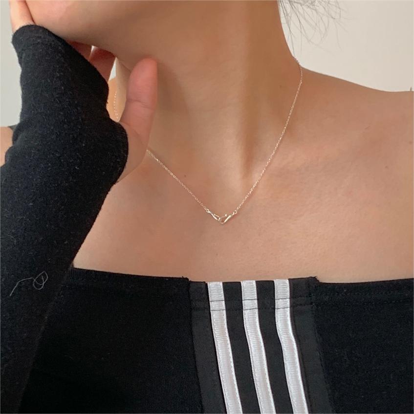 Collar con colgante geométrico minimalista de plata de ley 925 con delicado cierre de gancho