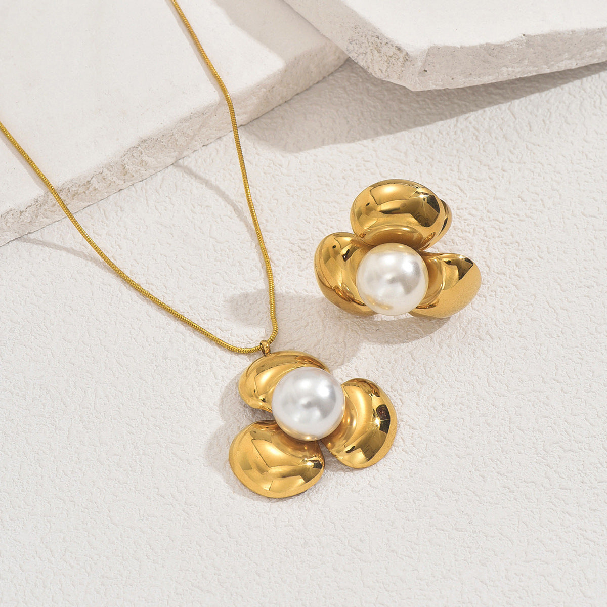Collana con ciondolo floreale e anello alla moda da donna, in lega, a forma di cuore con perle intarsiate, catena a clavicola con anello a fascia aperta