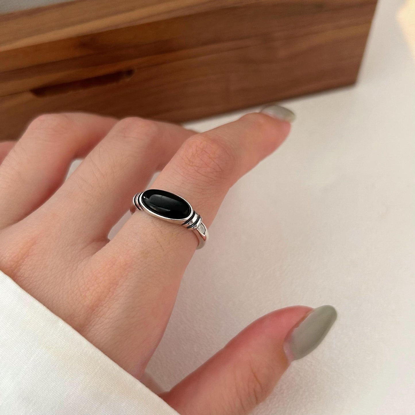 Anello minimalist a forma di cuore da donna in argento sterling 925 con agata nera e inserti geometrici e ovali