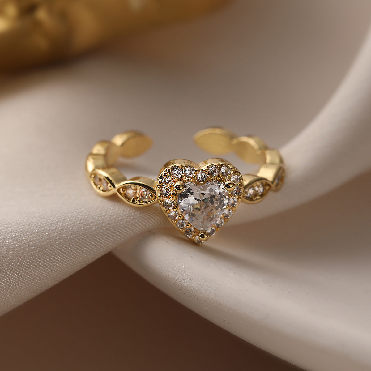 Anello da donna minimalista a forma di cuore geometrico in rame placcato oro vero con intarsi in zircone