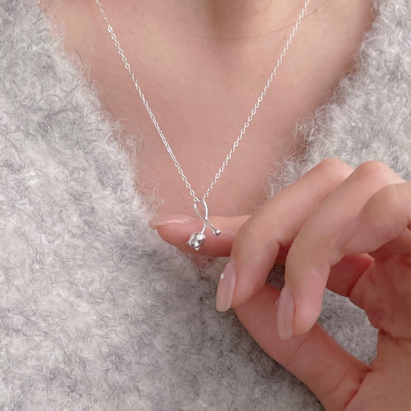 Collar Minimalista con Colgante de Orquídea de Plata de Ley 925 con Cadena Cruzada