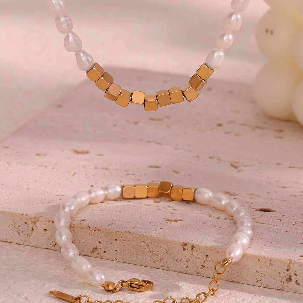 Set Bracciale e Collana in Acciaio Inossidabile Geometrico alla Moda da Donna con Accenti di Perle d'Acqua Dolce e Finitura Elettroplaccata