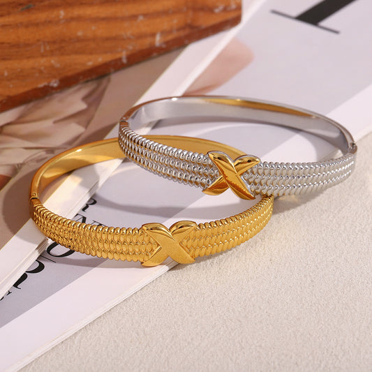 Pulsera de palanca para mujer de acero inoxidable chapado en oro de 18 quilates con forma de X geométrica minimalista