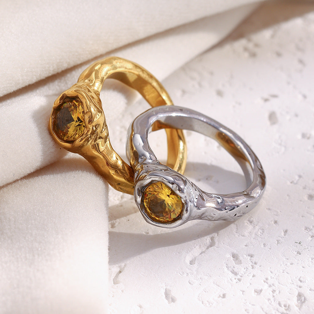 Anello minimalista geometrico in acciaio inossidabile con placcatura in oro 18 carati e singolo zircone cubico da donna