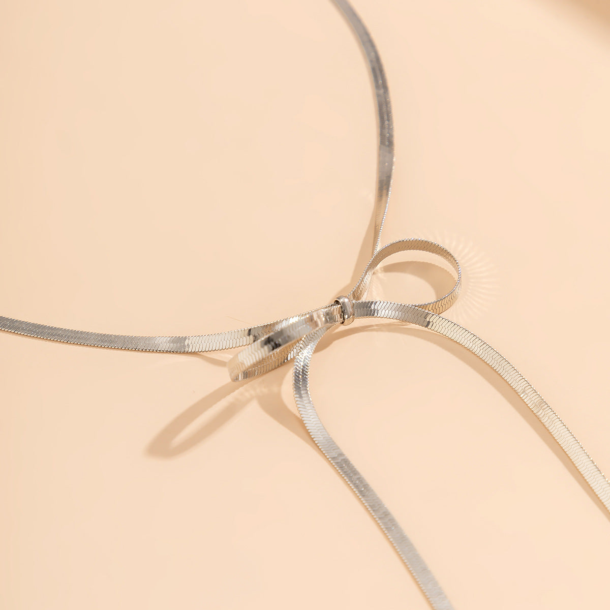 Collana Chic in Resina a Fiocco con Pendente di Perle Imitazione, Finitura Galvanizzata, Stile Fresco e Dolce per Donna