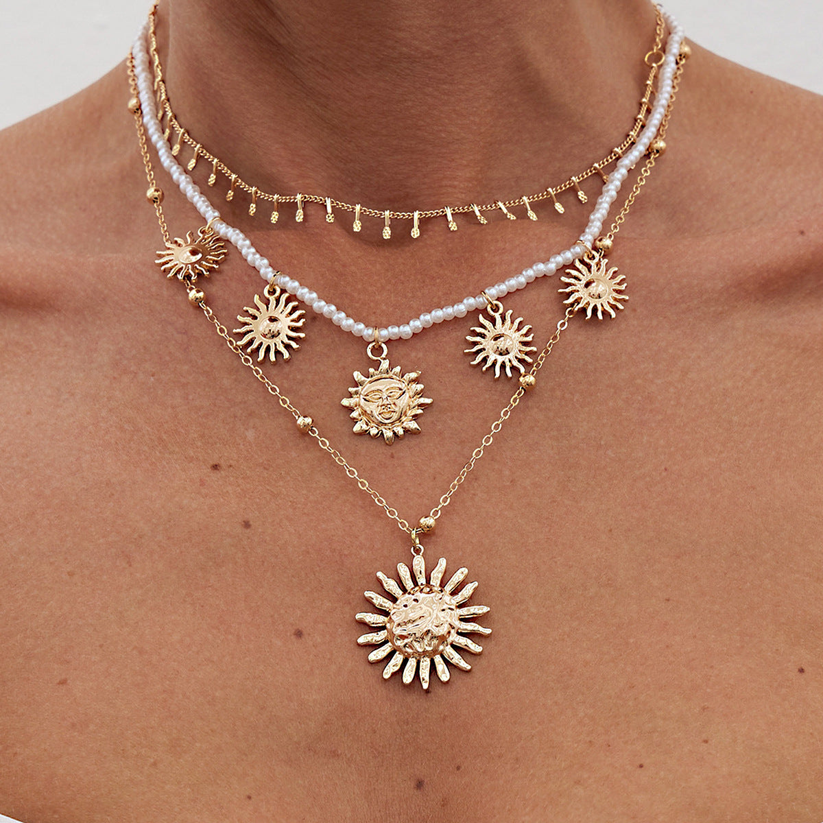 Collar Minimalista Étnico con Colgante de Sol para Mujer con Perlas de Imitación y Cadena de Aleación Chapada
