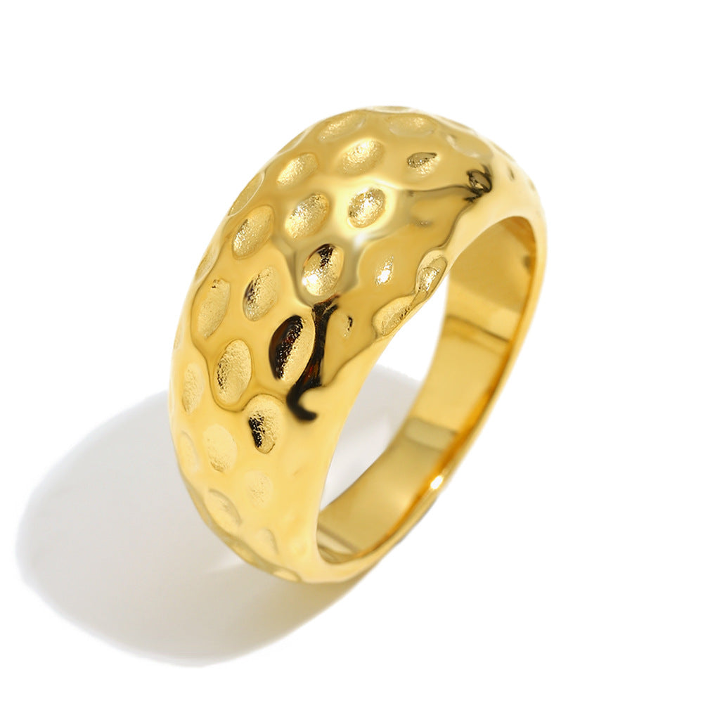 Anello da donna minimalista in acciaio inossidabile martellato con design lineare e placcatura in oro 18 carati