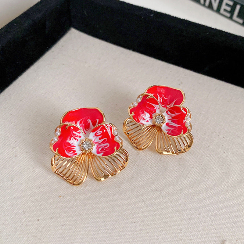 Pendientes de perlas florales vintage con incrustaciones de diamantes de imitación en acero de titanio y postes de plata 925, diseño de esmalte goteado en forma de lágrima para mujer
