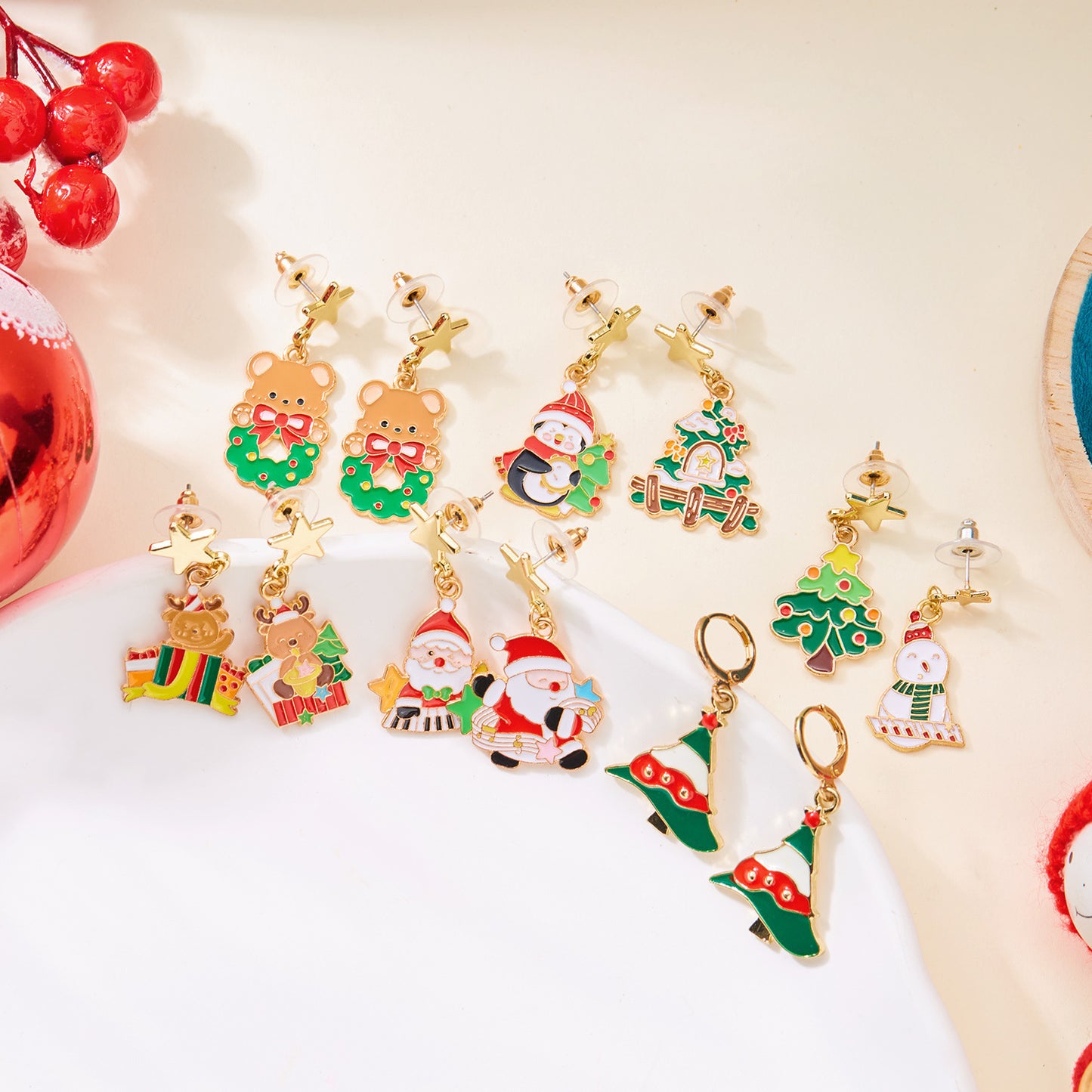Set di orecchini e collana in lega a tema natalizio con ciondolo geometrico smaltato raffigurante renne e Babbo Natale