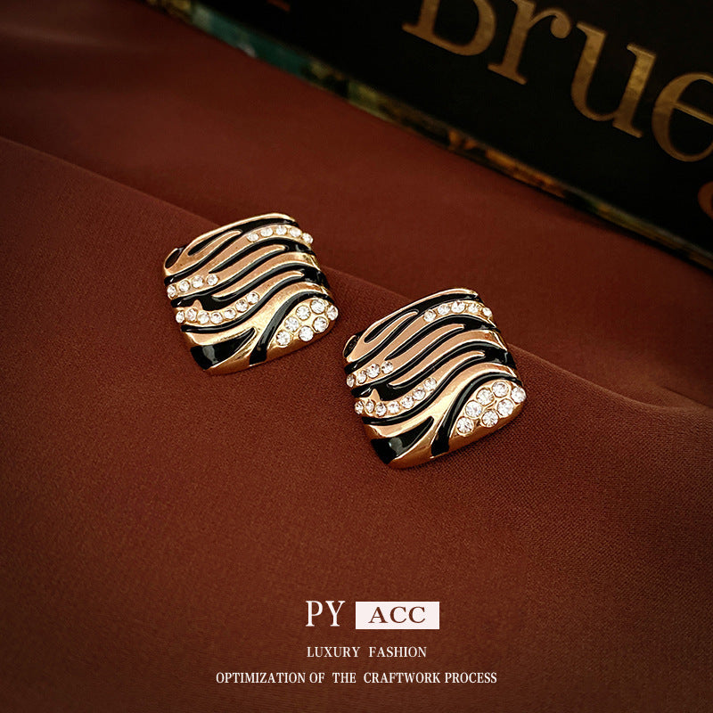 Pendientes Geométricos Vintage con Acentos de Perlas y Base de Cobre Chapado en Oro para Mujer