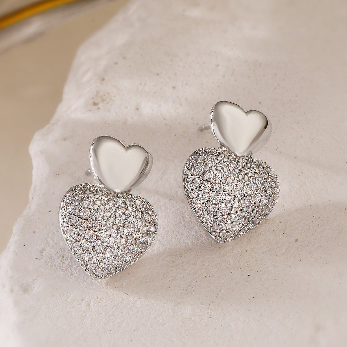 Orecchini a Cuore Geometrici Minimalisti in Rame con Placcatura in Oro 18K e Accenti in Zircone per Donne
