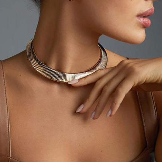 Collana Girocollo a Maglia Serpentina Geometrica Grintosa da Donna Realizzata in Metallo con Design a Medaglione Multistrato