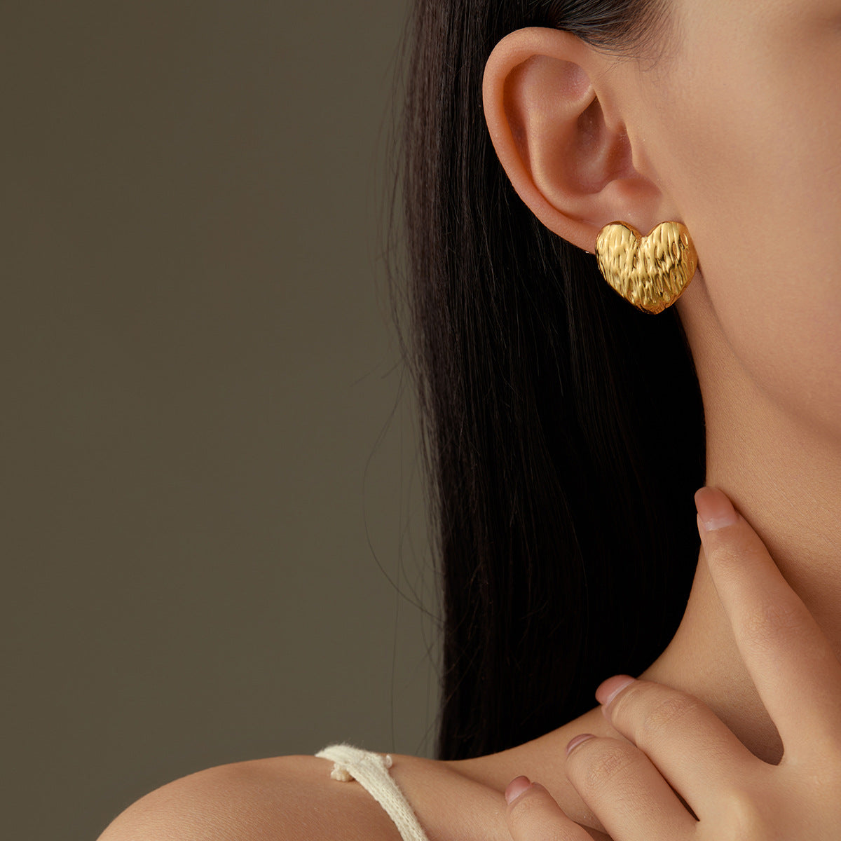 Orecchini a perno alla moda e minimalisti a forma di cuore in acciaio inossidabile con placcatura in oro 18 carati e texture a pieghe francesi