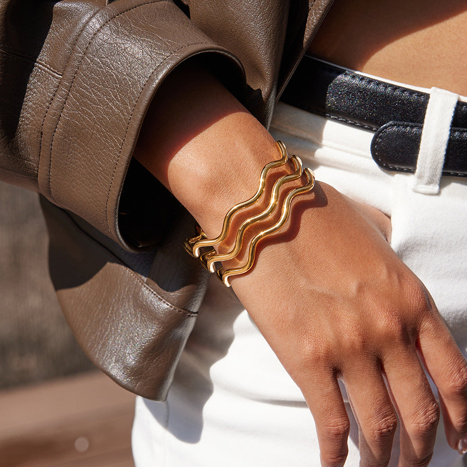 Elegante Bracciale da Donna in Acciaio Inossidabile a Forma di Onda con Placcatura in Oro e Design Geometrico