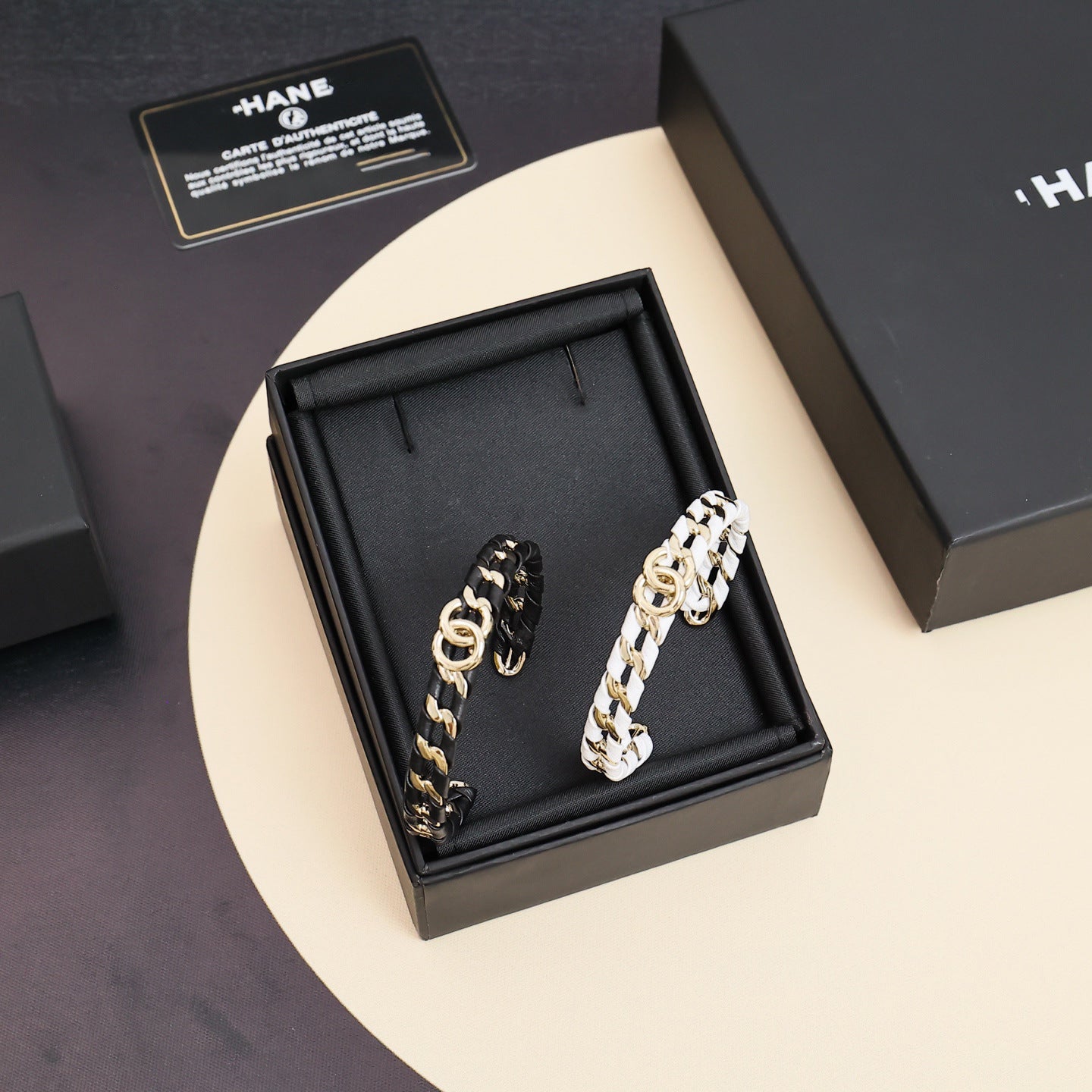 Bracciale rigido aperto da donna in pelle con catena a maglie cubane in ottone placcato oro di lusso con design a lettera