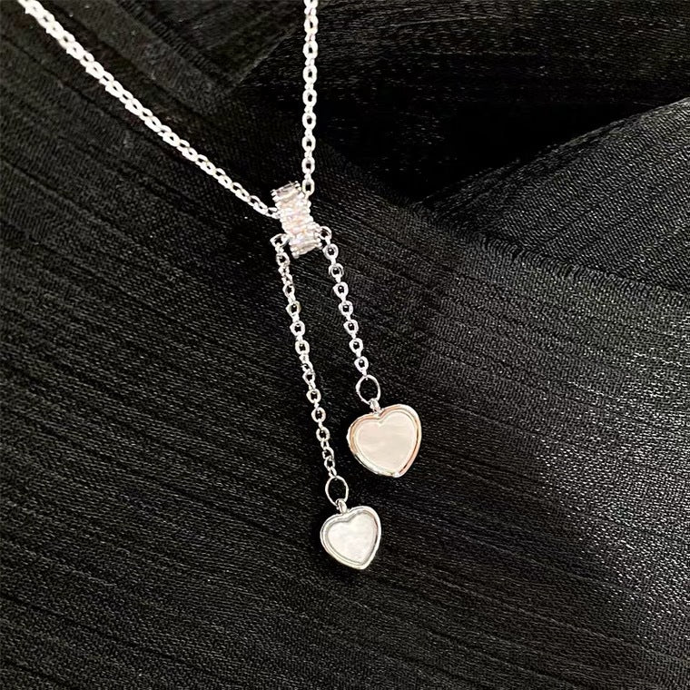 Elegante collana a pendente con cuore in conchiglia per donne con rame placcato e dettaglio a nappina su catena a maglie ovali