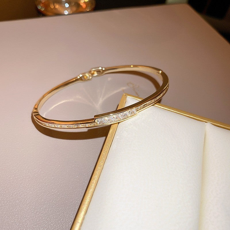 Pulsera tipo brazalete de aleación de cobre bañada en oro de lujo con incrustaciones de diamantes de imitación para mujer