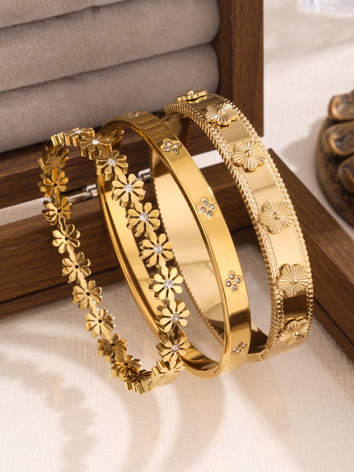 Juego de pulseras de acero inoxidable con trébol de cuatro hojas, incrustaciones de diamantes de imitación y chapado en oro al vacío de 18 quilates, estilo minimalista y a la moda