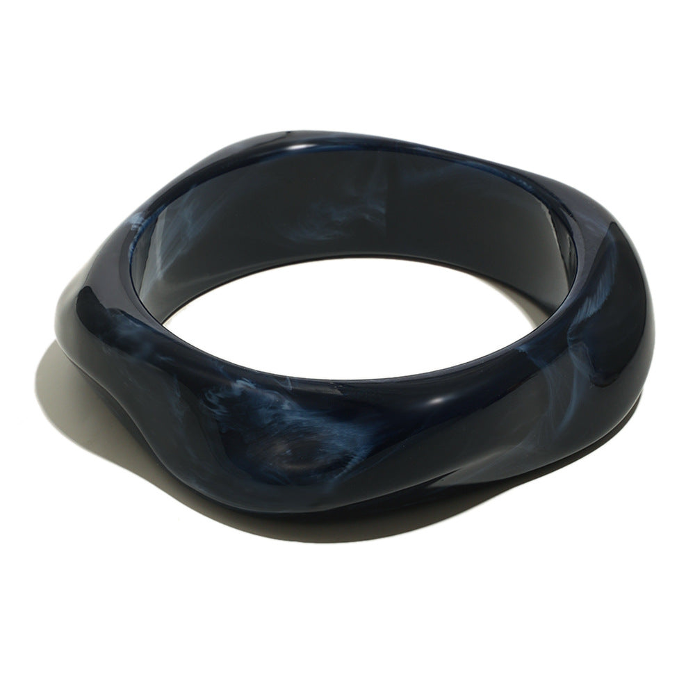 Bracciale a fascia larga in acrilico con forme geometriche e pentagono ritorto per donna con finitura ecologica