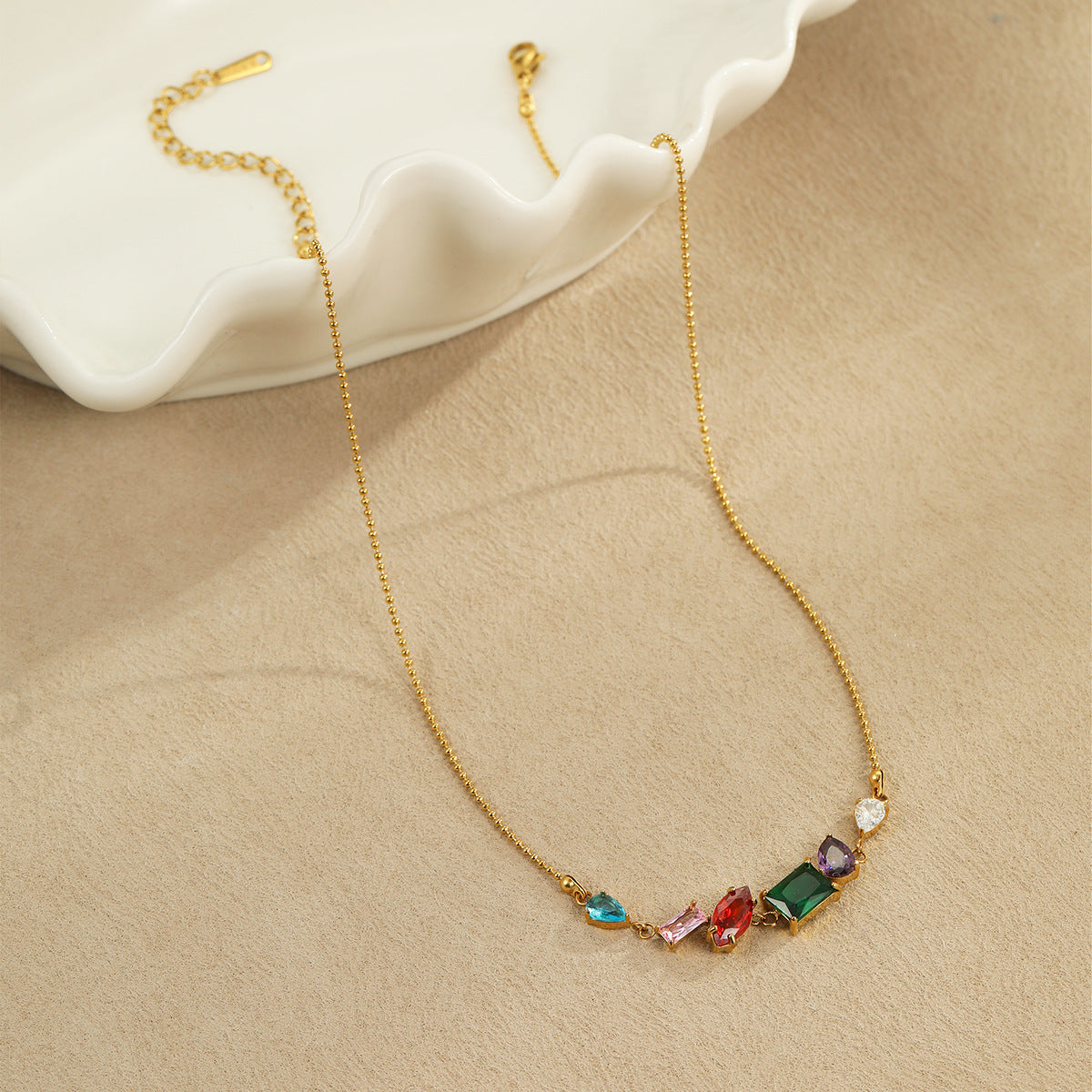 Collana da donna alla moda in acciaio inossidabile con geometrie, placcatura in oro e accenti di zirconi colorati