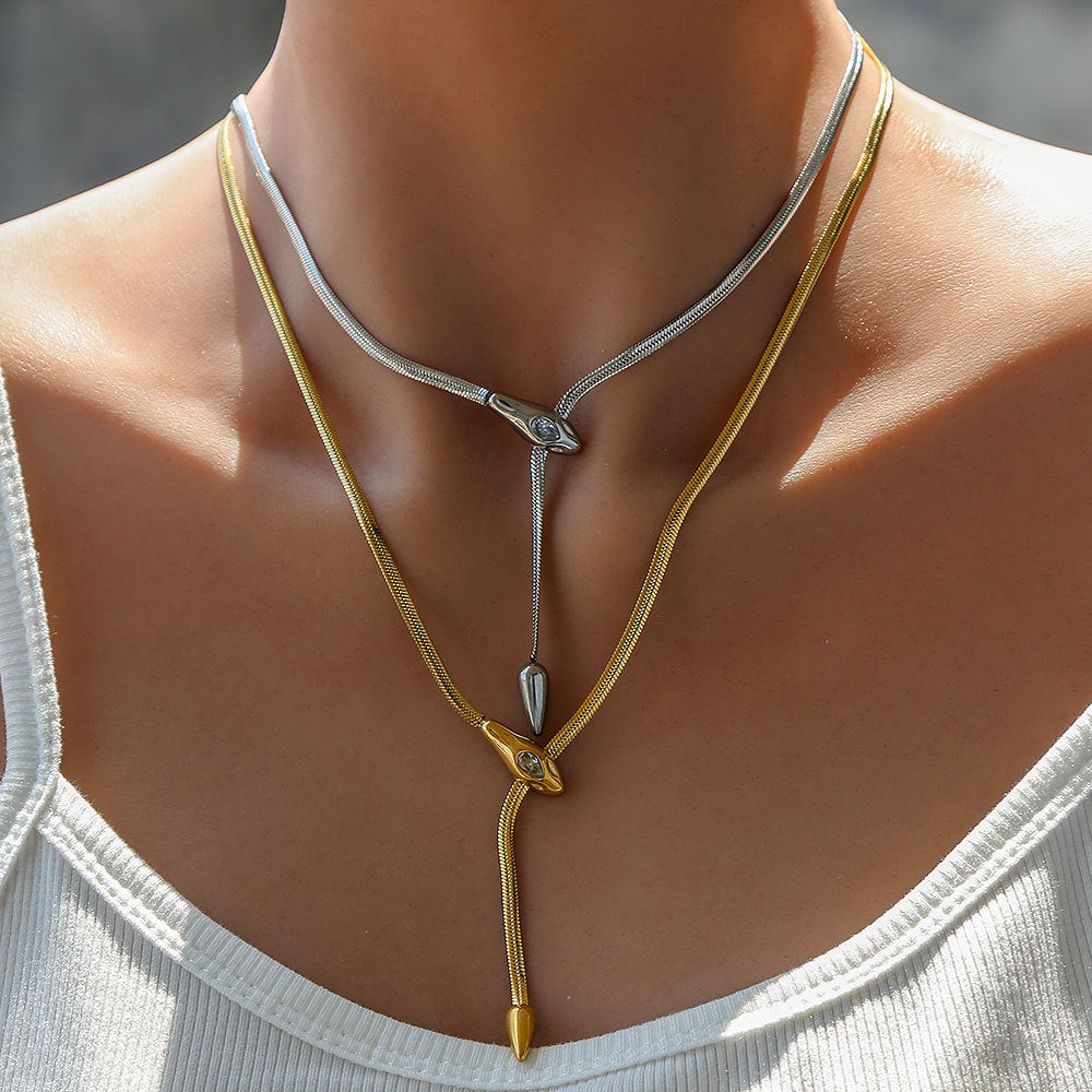 Elegante collana minimalista con ciondolo a testa di serpente in acciaio inossidabile con finitura placcata su catena a serpente da donna